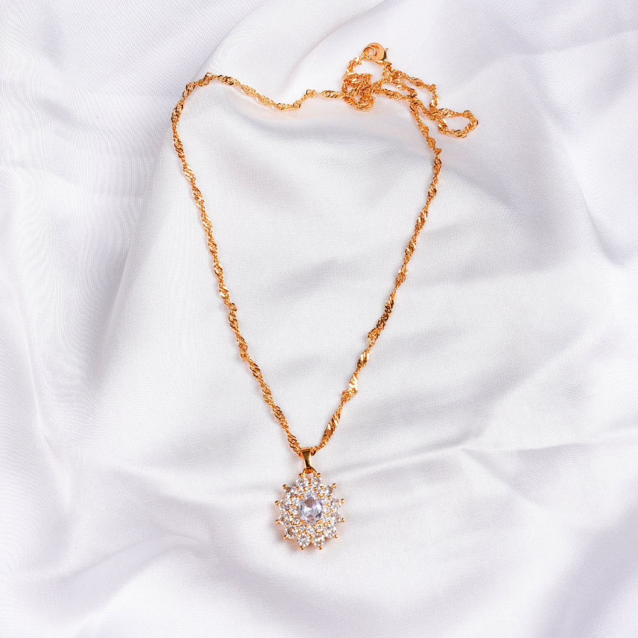 Tudo-Elegance Bloom Oval Necklace