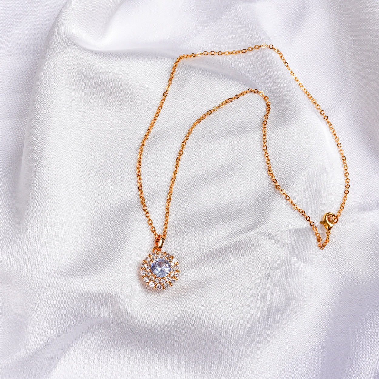 Tudo-Golden Solitaire Halo Necklace